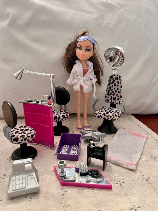Bratz Other - Bratz Dana Salon and Spa Doll and Accessories